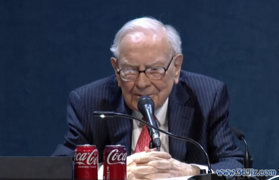 开户配资 60年！巴菲特宣布年末交棒，全场起立掌声久久不息